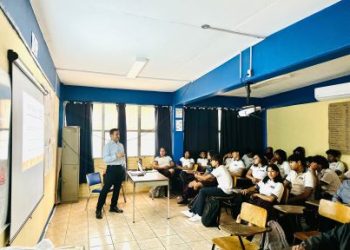 ORIENTAN A LA JUVENTUD LORETANA SOBRE TEMAS AMBIENTALES Y DE PROTECCIÓN ANIMAL. ALEX MENDOZA