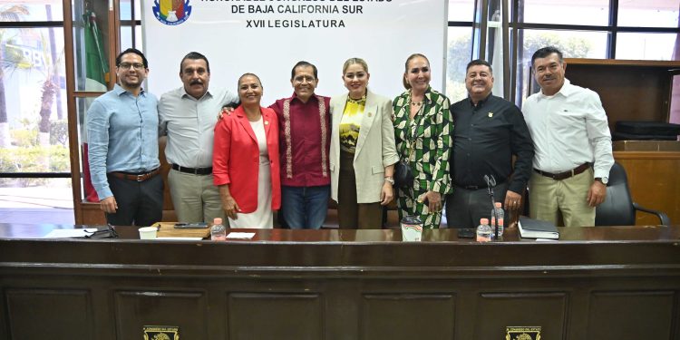 Para ampliar la cobertura de beneficiarios en BCS, disertan en el Congreso sobre el programa de abasto social de leche de Liconsa.