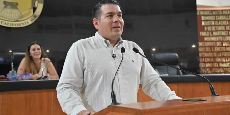 El presidente de la Comisión de la Juventud, Diputado Fabrizio del Castillo Miranda, reconoció al CECyTE, ganador del 2do lugar en el “Concurso Nacional de Creatividad e Innovación Tecnológica Robótica y Hackathon 2025”.