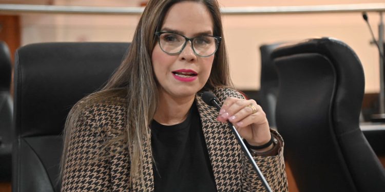 El pleno del Congreso del Estado aprobó hoy una Proposición con Punto de Acuerdo, presentada por la diputada Gabriela Montoya Terrazas, exhortando al titular de la zona comercial de la Sub-Gerencia de suministro básico de la comisión Federal de Electricidad en la ciudad de La Paz, para que, en apoyo a la ciudadanía se facture mensualmente el consumo del fluido eléctrico.