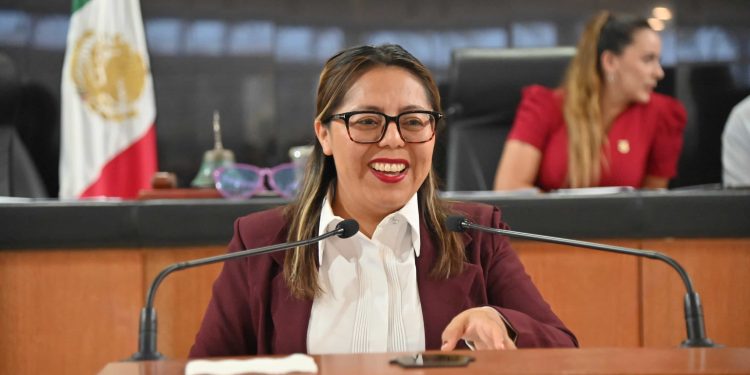 Tras una visita a instalaciones de la Exportadora de Sal (ESSA) y de dialogar con trabajadores y directivos, la diputada Teresita Valentín Vázquez visualizó el inicio de un proceso firme de recuperación de la paraestatal.