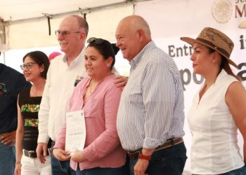 Gobernador Víctor Castro entrega apoyos para el campo a productores de BCS