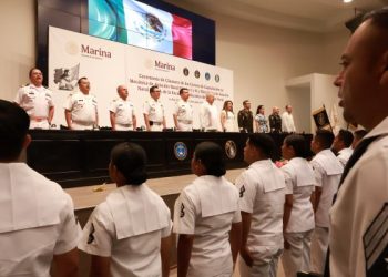 Asiste Castro Cosío a la ceremonia de graduación del Centro de Estudios Aeronavales