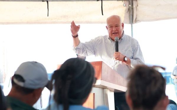 El gobernador Víctor Manuel Castro Cosío encabezó este sábado junto al Secretario de Agricultura y Desarrollo Rural (SADER), Julio Berdegué Sacristán la entrega de apoyos y actualizaciones 2025 a productores de los cinco municipios de la entidad, con una inversión de 1.9 millones de pesos, esto como parte del Programa Estatal de Apoyos Productivos Agropecuarios, así como el Proyecto Estratégico de Atención a la Sequía. En las instalaciones del Comité de Protección y Fomento Pecuario de esta ciudad capital, el mandatario sudcaliforniano benefició a ganaderos al otorgar constancias de paquetes alimenticios emergentes, dos tractores agrícolas, prensa ganadera, equipos de bombeo solares y equipamiento para la transportación de la producción de dulces y conservas.