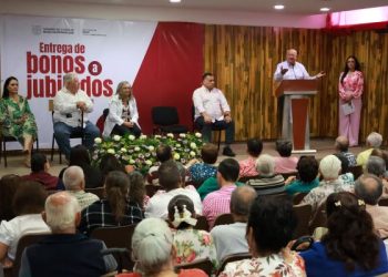 Entrega gobernador VCC bono a personal jubilado de la Secretaría de Salud; reconoce su legado con el bienestar de la población