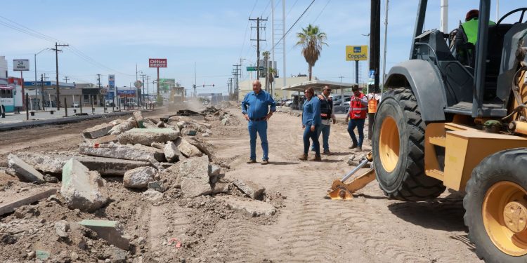 Con el objetivo de fortalecer la infraestructura urbana, mejorar la movilidad y brindar mayor seguridad a las y los ciudadanos, el gobernador Víctor Manuel Castro Cosío realizó un recorrido de supervisión por diversas obras de mejoramiento vial que se llevan a cabo en la ciudad de La Paz, con una inversión estatal superior a los 91.82 millones de pesos. Acompañado por la secretaria de Planeación Urbana, Infraestructura, Movilidad, Medio Ambiente y Recursos Naturales, Carolina Armenta Cervantes, el mandatario estatal destacó que, durante su administración, se han destinado más de 2 mil 400 millones de pesos al fortalecimiento de la infraestructura vial en los cinco municipios, atendiendo rezagos históricos que, en algunos casos, superaban los 30 años.