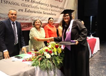 Entrega SEP 98 títulos profesionales a personas egresadas de la Escuela Normal Superior de BCS
