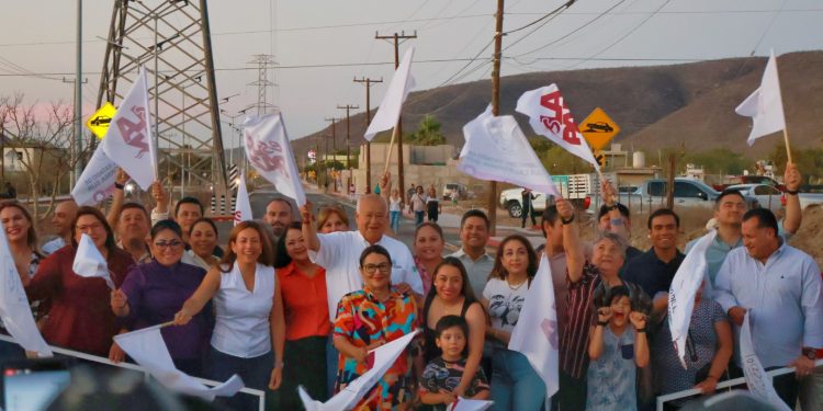 Al hacer entrega de la obra de pavimentación del bulevar Bahía Concepción y calle Prosperidad, en la colonia Tabachines, el gobernador Víctor Manuel Castro Cosío, expresó que el trabajo conjunto seguirá permitiendo mejorar la movilidad en el municipio de La Paz, a través de acciones que garanticen una ciudad más conectada, segura y humana. Castro Cosío destacó la coordinación entre la Federación, Estado y Municipio para llevar a cabo estas importantes obras, en las que se invirtieron recursos por 200 millones de pesos, beneficiando a más de 59 mil personas residentes de ocho colonias del sur de la ciudad. Acompañado por la alcaldesa de La Paz, Milena Quiroga Romero, el Gobernador destacó su compromiso por impulsar obras que transformen la vida de las familias sudcalifornianas.
