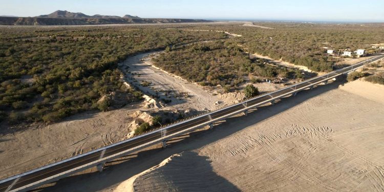 Con el fin de generar un impacto positivo y bienestar en todas las comunidades de Baja California Sur, el Gobierno del Estado trabaja en coordinación con el Gobierno de México en proyectos de infraestructura y desarrollo urbano, obras que transforman a la sociedad, destacó el gobernador Víctor Manuel Castro Cosío. En este sentido, el mandatario estatal enfatizó que se han desarrollado obras de rehabilitación de espacios públicos, educativos, construcción de sistemas de agua potable, drenaje y saneamiento, pavimentación de calles y caminos rurales, construcción y rehabilitación de hospitales y centros de salud, acercando los beneficios a la población que más lo requiere.