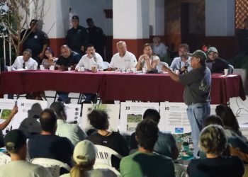 Víctor Castro reitera el compromiso de gobernar con el pueblo en encuentro ciudadano en Todos Santos