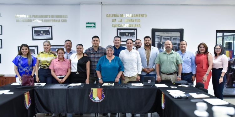 En la Delegación de Cabo San Lucas, todos los días percibimos que el ánimo en la sociedad es a favor de la creación del sexto municipio, porque es algo que no se puede posponer, afirmó el diputado Sergio Huerta Leggs, al presidir la comparecencia de la Secretaria de Finanzas Bertha Montaño donde se abordó el tema de la creación del nuevo municipio. Al iniciar la primera de varias jornadas de trabajo, teniendo como marco la sala de comisiones Armando Aguilar Paniagua, los legisladores Sergio Huerta Leggs, presidente de la Comisión Especial Plural Coadyuvante y la diputada Alondra Torres García, presidenta de la Comisión de Asuntos Políticos, refrendaron su compromiso de poner todo su empeño en hacer un trabajo responsable, en la tarea que les fue asignada.