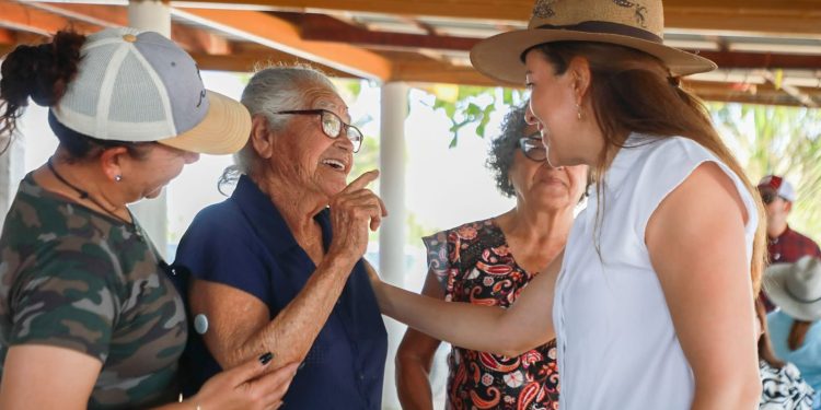 Durante una gira de trabajo por la delegación de Todos Santos, la presidenta municipal Milena Quiroga Romero sostuvo diversos encuentros con habitantes de la comunidad, con el objetivo de escuchar sus necesidades y dialogar sobre los proyectos de desarrollo social con una visión sostenible en favor de todas y todos. En la comunidad de Las Playitas, se realizó una reunión con vecinas y vecinos, donde se abordó la importancia del ordenamiento territorial para garantizar un desarrollo que beneficie a la población y proteja los espacios naturales. En este sentido, la alcaldesa se comprometió a mantener comunicación directa con la comunidad y a trabajar en conjunto para definir las acciones a tomar. Asimismo, anunció que en próximas fechas llegará la maquinaria pesada para mejorar los caminos de la zona.