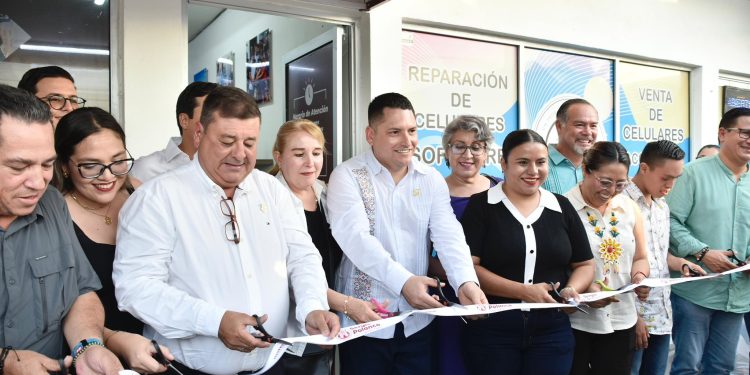 El diputado de #Morena estuvo acompañado del Lic Ariel Castro  Cárdenas, Subsecretario de Enlace Legislativo y representante del Gobernador Víctor Manuel Castro Cosío y de sus homólogos  las diputadas Teresita Valentín Vázquez y Lupita Vázquez y los diputados Erick Ivan Agundez Cervantes y  Sergio Guluarte Ceseña así como de su equipo legislativo.