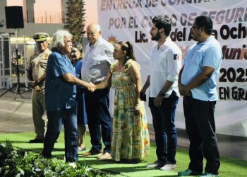 ENTREGA GOBERNADOR Y PRESIDENTA MUNICIPAL CONSTANCIAS A PARTICIPANTES DEL CURSO DE SEGURIDAD MARÍTIMA.