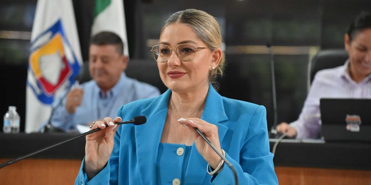 La diputa Karina Olivas Parra propuso exhortar respetuosamente a la titularidad de la PROFEPA en BCS, SEMARNAT y Ayuntamiento de La Paz, a que atienda a la brevedad las denuncias ciudadanas en relación a las dunas de “San Sebastián”, por posibles daños ambientales debido a la construcción de un desarrollo inmobiliario.