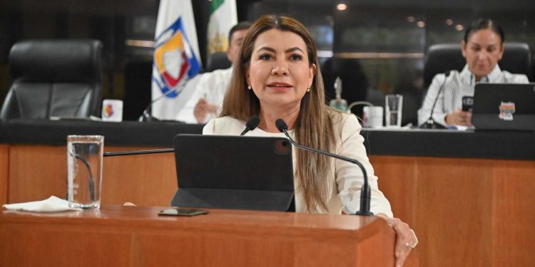 La Comisión de Puntos Constitucionales y de Justicia del Congreso del Estado, analiza desde ahora iniciativa con proyecto de decreto que propone una adición a la Constitución local, en materia de personas desaparecidas y no localizadas, presentada por la diputada Lupita Saldaña Cisneros.