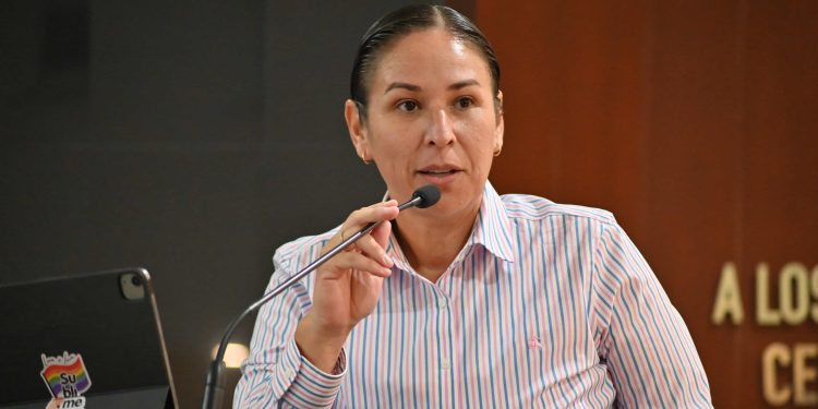 La diputada Alondra Torres García presentó un Punto de Acuerdo mediante el cual le solita al Senado de la República rechazar la iniciativa de la senadora Lilly Téllez que busca reformar el artículo 4º constitucional para definir a “hombre y mujer” únicamente por el sexo biológico al nacer.