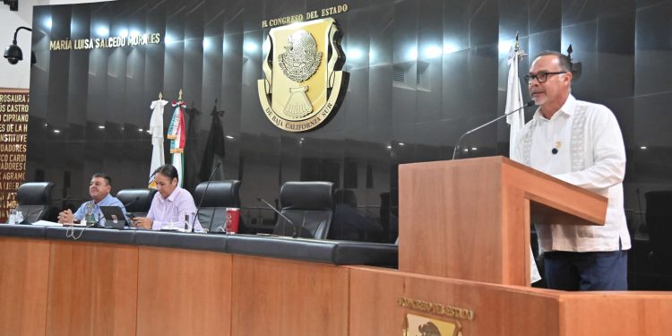 El diputado Sergio Guluarte Ceseña rindió un reconocimiento a la trayectoria sindical de Aurora Viamonte Moreno, Consuelo Mancilla y Blanca Guadalupe Guluarte Guluarte.