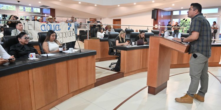 El diputado Sergio Huerta Leggs llamó hoy al delegado en el Estado de Baja California Sur de la Comisión Nacional del Agua, (CONAGUA), Julio Villareal a que dé marcha atrás al cierre de los pozos de El Migriño, que abastecen del vital líquido a decenas de miles de mujeres y hombres de Cabo San Lucas y de esa población rural.
