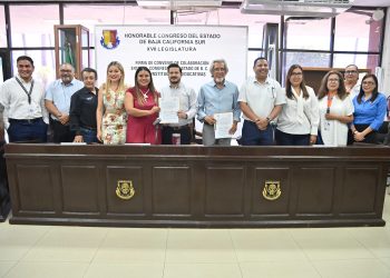 La XVII Legislatura firma convenios para beneficiar a trabajadores con estudios de postgrado y universitarios