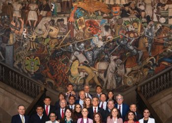 Anuncian caravanas de salud y mejoras educativas tras reunión en Palacio Nacional