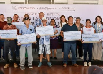 Gobierno de BCS impulsa la economía local con entrega de apoyos a emprendedoras y emprendedores paceños