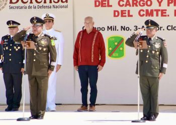 Asiste Gobernador Víctor Castro a cambio de mando en la Tercera Zona Militar