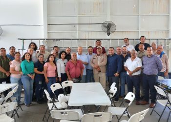 Gobernador Castro Cosío reconoce a trabajadores que realizan la decoración patria 2025