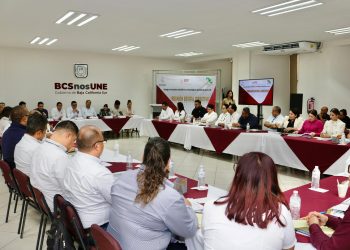 Realizan reunión estratégica directiva del CECyTE BCS