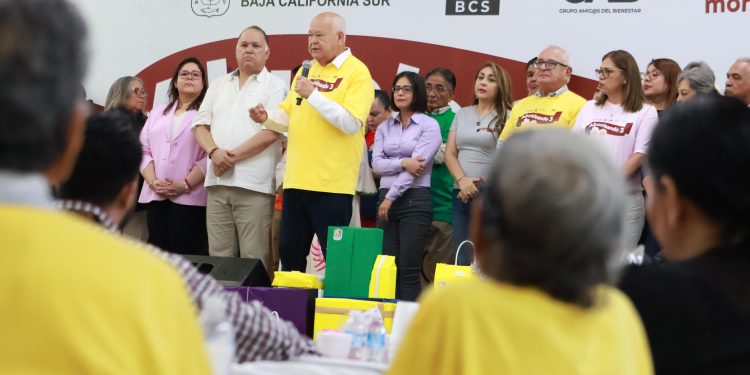 Con un emotivo festejo, el Gobierno del Estado conmemoró el Día de Los Abuelos, en el que disfrutaron de un desayuno, posteriormente una rifa de regalos. La celebración estuvo encabezada por el gobernador Víctor Manuel Castro Cosío, en la cual hizo extensivo el reconocimiento a las y los adultos mayores por el compromiso y servicio que durante su vida han entregado para impulsar el desarrollo y progreso de Baja California Sur.
