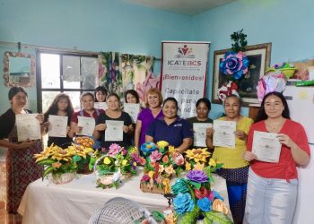 ENTREGAN CONSTANCIAS A PARTICIPANTES DEL CURSO “ELABORACIÓN DE FLORES CON FOAMI” EN LORETO.