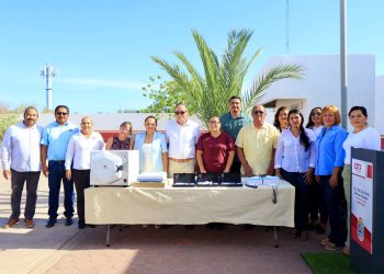 PAZ OCHOA ENCABEZA ENTREGA DE EQUIPO MÉDICO A UMF ISSSTE EN LORETO.