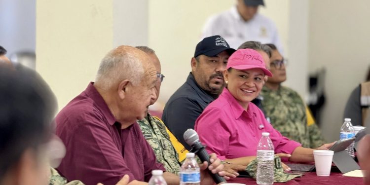 El buen trabajo en equipo se logra con estrecha comunicación, coordinación, confianza y compromiso social, expresó la presidenta Paz Ochoa Amador, al agradecer el respaldo de los tres niveles de gobierno, luego del paso del huracán “Lorena” por Baja California Sur. La alcaldesa, destacó el gran apoyo que recibió el municipio de Loreto por parte de las Fuerzas Armadas, donde, en hechos sin precedentes, la milicia mexicana se abocó como nunca a la protección ciudadana, entrega de víveres, resguardo y limpieza del municipio. Así mismo, destacó el respaldo total del jefe del Ejecutivo Estatal, Víctor Manuel Castro Cosío, quien, en todo momento, estuvo atento para atender las necesidades del municipio.