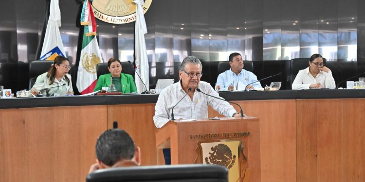 El Diputado Fernando Hoyos plantea una reforma al Código Penal para proteger a las mujeres violentadas.

--