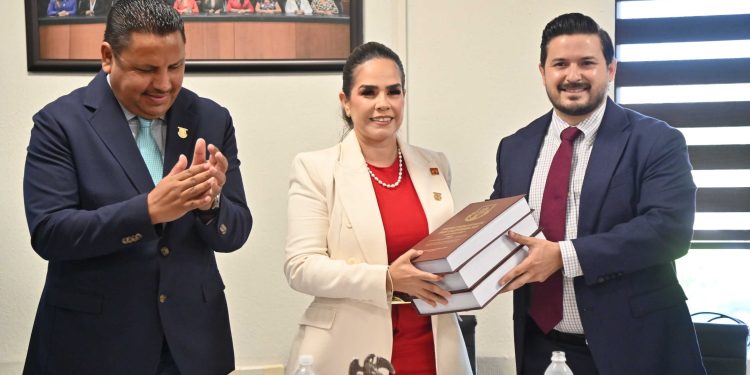 Se realizó la entrega-recepción de la Junta de Gobierno y Coordinación Política de la XVII Legislatura. Asume la presidencia la diputada Gabriela Montoya para el segundo año del ejercicio constitucional.