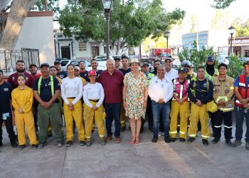 Entrega gobernador Víctor Castro paquetes de materiales a familias afectadas por lluvias en San Ignacio