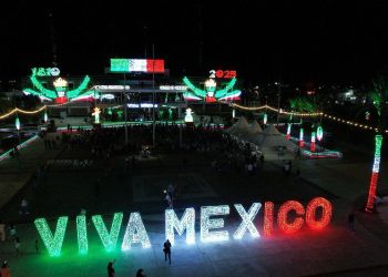 Adornan con colores patrios la Plaza de la Reforma de Gobierno BCS