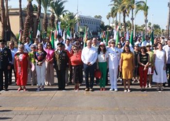 Gobernador Víctor Castro encabeza el desfile cívico-militar del 16 de septiembre