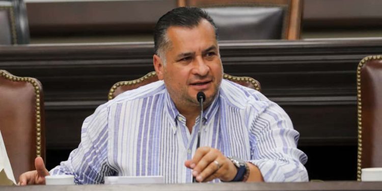 Como parte de los trabajos que se realizan para la integración del Cuarto Informe de Gobierno, el secretario General de Gobierno, Saúl González Núñez, acompañado por el Coordinador de Asesores del Ejecutivo, José Guadalupe Ojeda Aguilar, y el director del Comité de Planeación para el Desarrollo del Estado (COPLADE), Jesús Javier Jiménez Izabal, encabezó la sexta sesión del Subcomité Sectorial de Seguridad y Justicia.