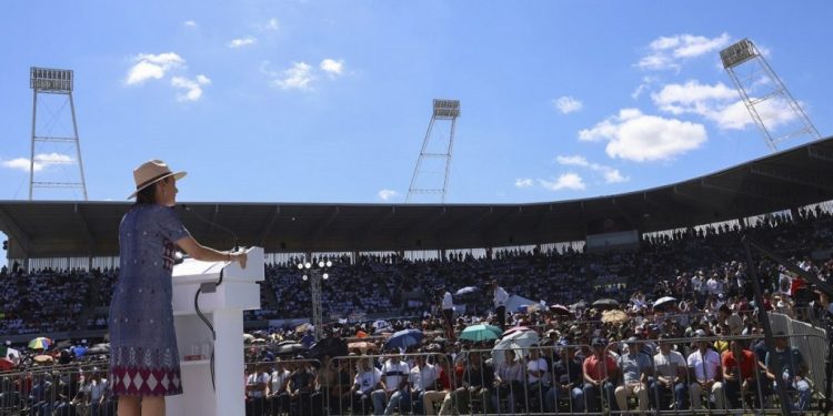 Nadie perdió de vista la clara intención de la presidenta de México de reiterar una y otra vez que “son tiempos de mujeres” lo que puso de inmediato, una vez más en el ojo del huracán político la figura de la presidenta municipal de La Paz, Milena Quiroga justamente por ser la única dama que tiene posibilidades reales de competir por la candidatura de Morena y sus aliados a la máxima posición política de la entidad.