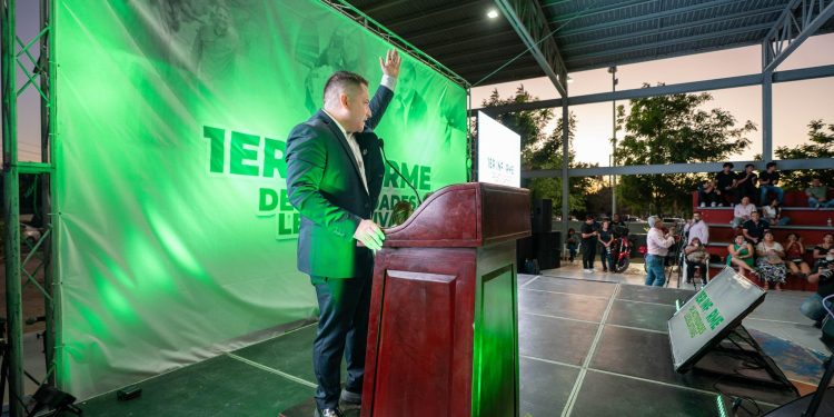 El diputado Erick Agúndez Cervantes reafirmó su compromiso con el servicio público y cercanía con la gente, al rendir esta tarde del miércoles 29 de octubre, su Primer Informe de Actividades Legislativas, en el parque Los Mangos de la colonia INDECO en esta ciudad de La Paz, ante cientos de ciudadanos y ciudadanas que acudieron a escucharlo. El abanderado del PVEM dio cuenta de su trabajo legislativo, donde ha presentado 35 documentos, un trabajo constante, suman 11 pronunciamientos, 3 puntos de acuerdo y 17 iniciativas con proyecto de decreto.