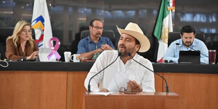 El diputado Venustiano Pérez Sánchez presentó al pleno iniciativa que busca reformar y adicionar diversos artículos al Código Penal de BCS con la finalidad de ubicar el delito de despojo o invasión de un predio como susceptibles de sanción penal.