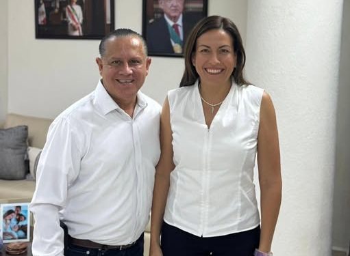 “Agradecido con la oportunidad de saludar y conversar largamente con la Presidenta Municipal de La Paz, Ing. Milena Quiroga Romero, Estoy convencido que su partido la designará candidata a la Gubernatura de BCS y llegará a ser mandataria de este hermoso Estado, Su trabajo y el de su equipo en la alcaldía se puede advertir al recorrer la ciudad de La Paz, limpia, ordenada y sin los graves problemas de abastecimiento de Agua potable como en los Cabos, con una administración austera, Estoy seguro que como Gobernadora va a replicar el buen trabajo que ella y su equipo han hecho en el Municipio de La Paz. Pondré todo mi empeño en apoyar su candidatura y posteriormente su campaña para que logre gobernar nuestro Estado, por el bien de todos y de los Cabos”, afirmó el Dr. Ernesto Ibarra Montoya, exdiputado local del municipio de Los Cabos, al sumarse al trabajo político de la paceña