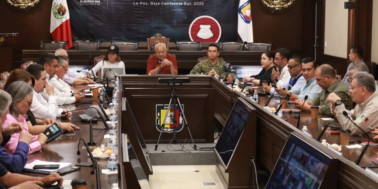 El fenómeno meteorológico “Raymond” se degradó a ciclón post-tropical, dejando de representar riesgo para la seguridad de las y los sudcalifornianos. El gobernador Víctor Manuel Castro Cosío destacó que, en un balance general, su paso fue más de beneficio, al propiciar lluvias en prácticamente todo el estado. Asimismo, agradeció a los integrantes del Consejo Estatal de Protección Civil y a las empresas privadas al trabajo conjunto realizado para actuar de inmediato ante cualquier eventualidad. Aproximadamente a las 21:00 horas del sábado 11 de octubre, y a unos 10 kilómetros al sur de Cabo San Lucas, “Raymond” perdió fuerza, dejando únicamente lluvias de manera esporádica que podrían mantenerse durante este domingo y lunes, según el Servicio Meteorológico Nacional (SMN).