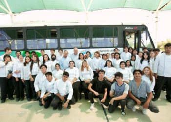 Víctor Castro entrega tres nuevos espacios y un autobús a la Universidad Tecnológica de La Paz