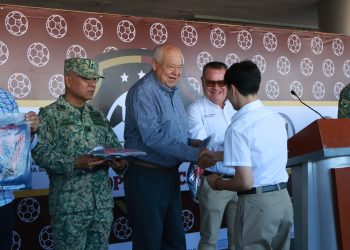 Entrega gobernador Víctor Castro uniformes a participantes de la Copa Pazífica