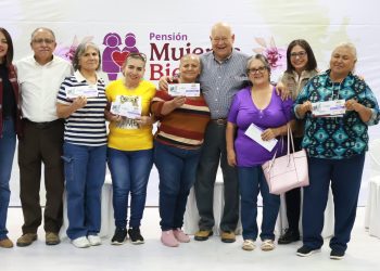 Entrega gobernador VMCC tarjetas de la Pensión Mujeres Bienestar