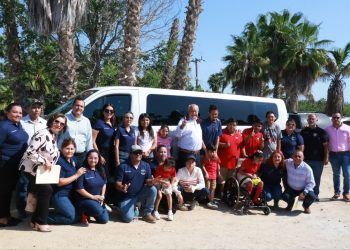 Gobernador Víctor Castro entrega un vehículo al CAM de Todos Santos en apoyo a jóvenes estudiantes
