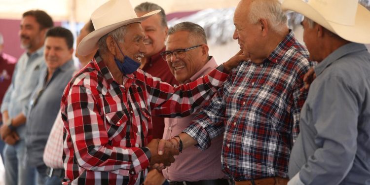 En una visita a comunidades rurales del municipio de Comondú, el gobernador del estado, Víctor Manuel Castro Cosío destacó la importancia de respaldar a quienes más requieren apoyo institucional para incrementar su productividad y bienestar, cumpliendo uno de los objetivos de la Cuarta Transformación. “No se trata únicamente de palabras, los hechos están aquí: apoyos adicionales para ganaderos durante la temporada de sequía, con alimento y forraje para sus hatos; mayores oportunidades para productores lecheros de comercializar su producto; mejoras en caminos rurales; y entrega de maquinaria y equipos que fortalecen la producción agropecuaria y pesquera”, subrayó el mandatario sudcaliforniano.