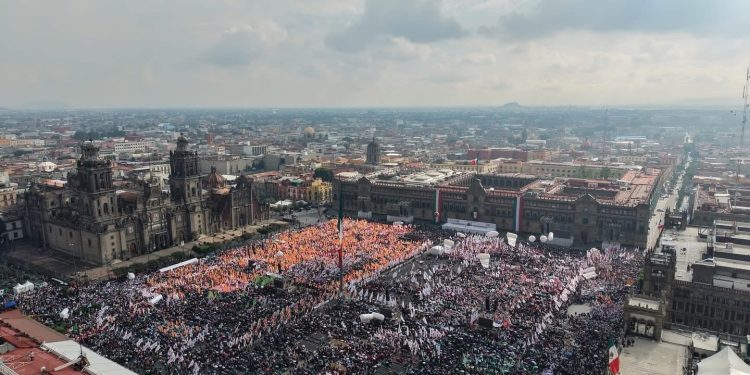 El gobernador de Baja California Sur, Víctor Manuel Castro Cosío, asistió este domingo al Primer Informe de Gobierno de la presidenta de México, Claudia Sheinbaum Pardo, celebrado en Palacio Nacional, donde se presentaron los avances alcanzados durante el primer año de gestión del Gobierno de la República. Durante el acto, el mandatario estatal, junto a sus homólogos de las entidades federativas, escuchó el balance nacional que destacó los logros en programas sociales, proyectos de infraestructura estratégica, políticas de seguridad, desarrollo económico, sustentabilidad y bienestar social, pilares fundamentales de la Cuarta Transformación.